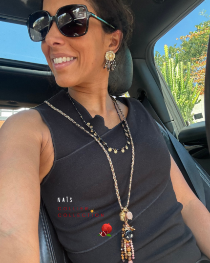 Sautoir bohème en fil tressé avec pendentifs divers en résine, acier inoxydable et breloques en pierre naturelle Pierre : tourmaline noire, rhodochrosite et oeil de tigre Longueur chaine : 88cm (+ 5cm chainette d'extension)