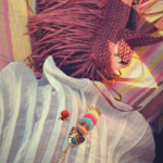 Sautoir de style bohème avec pendentif long en forme de poisson Chaine à mailles en acier inoxydable Breloques en résine colorée