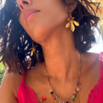 Collier à franges et pampilles en pierre naturelle multicolore Pierres : grenat, apatite, grenat orange, amazonite, zircons, crystal de roche, lapis lazuli, jaspe rouge Tour de cou : 42 cm