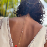 Collier de dos avec petit zirconium et perles d'eau douce dans le dos Le devant du collier possède un petit zirconium (photo 2) Le dos du collier est composé de 2 chaînettes de différentes longueurs (photo 1) Tour de cou chaine avec zirconium 45cm Longueur maxi chainette de dos (avec perles d'eau douce) : 25 cm