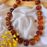 Collier avec perles en résine Petites perles intercalaires en acier inoxydable Longueur chaine : 47 cm + chainette de réglage 5cm