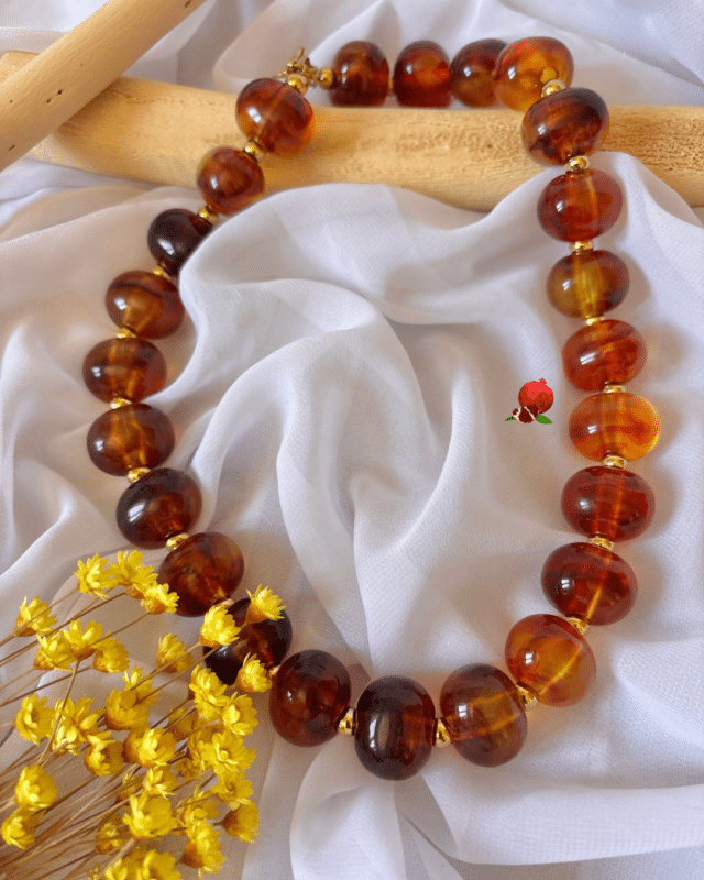 Collier avec perles en résine Petites perles intercalaires en acier inoxydable Longueur chaine : 47 cm + chainette de réglage 5cm