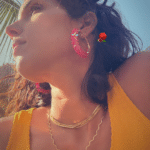 Boucle d’oreille en forme de créole  Coloris rose fuchsia Diametre : 4,5 cm Poids : 4 grs
