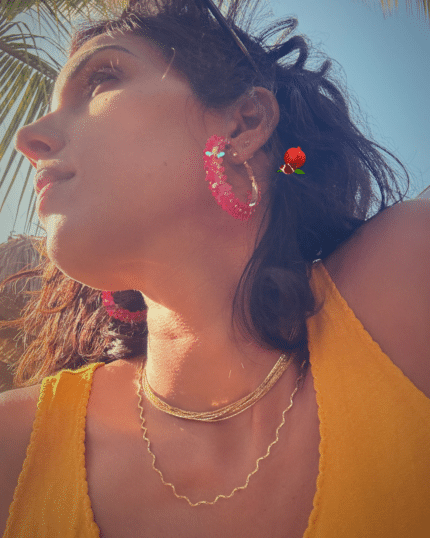 Boucle d’oreille en forme de créole  Coloris rose fuchsia Diametre : 4,5 cm Poids : 4 grs
