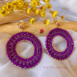 Boucle d’oreille ronde tissée à la main Coloris violet / pourpre Clou d'oreille texturé en laiton plaqué or Longueur : 6 cm Poids : 6 grs