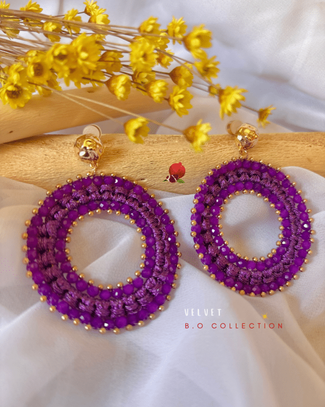 Boucle d’oreille ronde tissée à la main Coloris violet / pourpre Clou d'oreille texturé en laiton plaqué or Longueur : 6 cm Poids : 6 grs