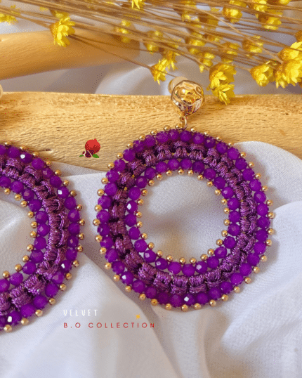 Boucle d’oreille ronde tissée à la main Coloris violet / pourpre Clou d'oreille texturé en laiton plaqué or Longueur : 6 cm Poids : 6 grs