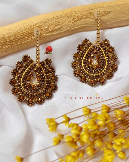 Boucle d’oreille tissée à la main Clou d'oreille en laiton doré à l'or fin Coloris marron Longueur : 6,5 cm  Poids : 6 grs