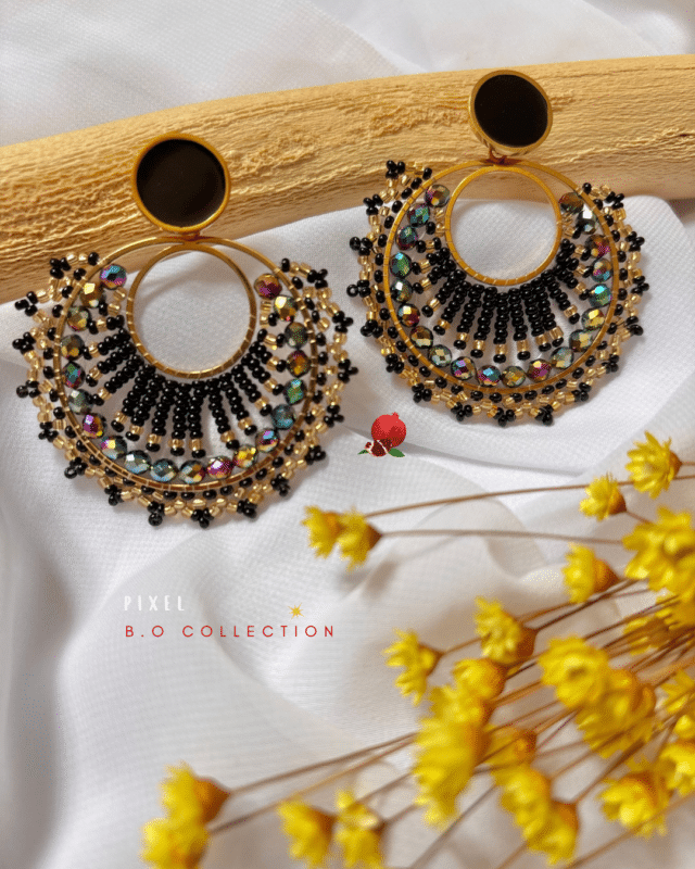 Boucle d’oreille très classe ronde tissée à la main Coloris foncé dans les teintes noires Clou d'oreille rond en acier inoxydable Longueur : 6 cm Poids : 6,5 grs