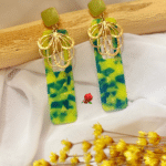 Boucle d'oreille de forme rectangulaire en résine Pendentif en forme de fleur en acier inoxydable Coloris vert pomme  Clou d'oreille en acier inoxydable Longueur : 8cm Poids : 6 grs