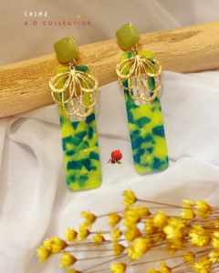 Boucle d'oreille de forme rectangulaire en résine Pendentif en forme de fleur en acier inoxydable Coloris vert pomme  Clou d'oreille en acier inoxydable Longueur : 8cm Poids : 6 grs