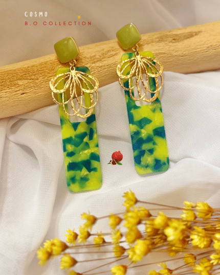 Boucle d'oreille de forme rectangulaire en résine Pendentif en forme de fleur en acier inoxydable Coloris vert pomme  Clou d'oreille en acier inoxydable Longueur : 8cm Poids : 6 grs