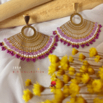 Boucle d'oreille tissée à la main de forme triangulaire très originale, ajourée Perles coloris rose/ rose fuchsia Clou d'oreille en forme de triangle en laiton doré à l'or fin Longueur : 8,5cm Poids : 4 grs