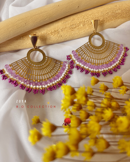 Boucle d'oreille tissée à la main de forme triangulaire très originale, ajourée Perles coloris rose/ rose fuchsia Clou d'oreille en forme de triangle en laiton doré à l'or fin Longueur : 8,5cm Poids : 4 grs