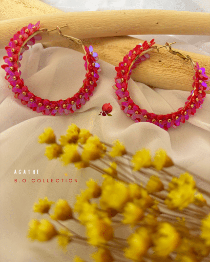 Boucle d’oreille en forme de créole  Coloris rose fuchsia Diametre : 4,5 cm Poids : 4 grs